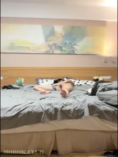 女人最嫩就這幾年,開房帶醉酒OO後學妹,半推半就慢慢脫下衣服,酥胸小嫩B堪稱極品