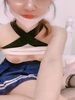 草莓萝li酱~奶头好痒，B水流了一床，浑身寂寞瘙痒，自摸自慰插出白浆~高潮不断~激情诱惑,撸管必备！！