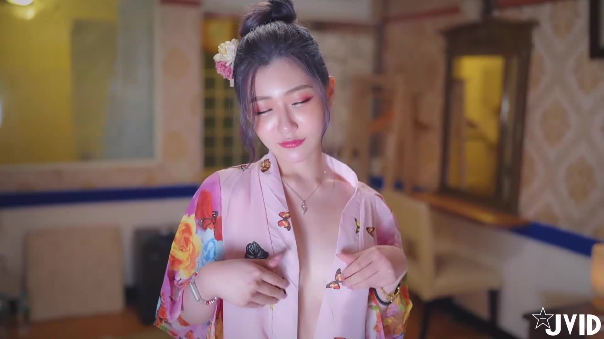 日係櫻花妹真空上陣！風情萬種全裸拍攝，蜜桃臀顫抖敏感帶全解禁