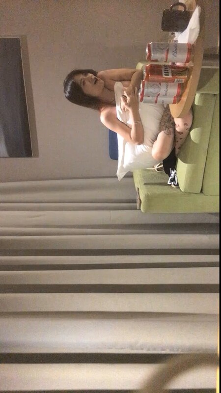 纹身小姐姐脱内裤露巨乳，绿帽骑乘后入狂操细腰美人！